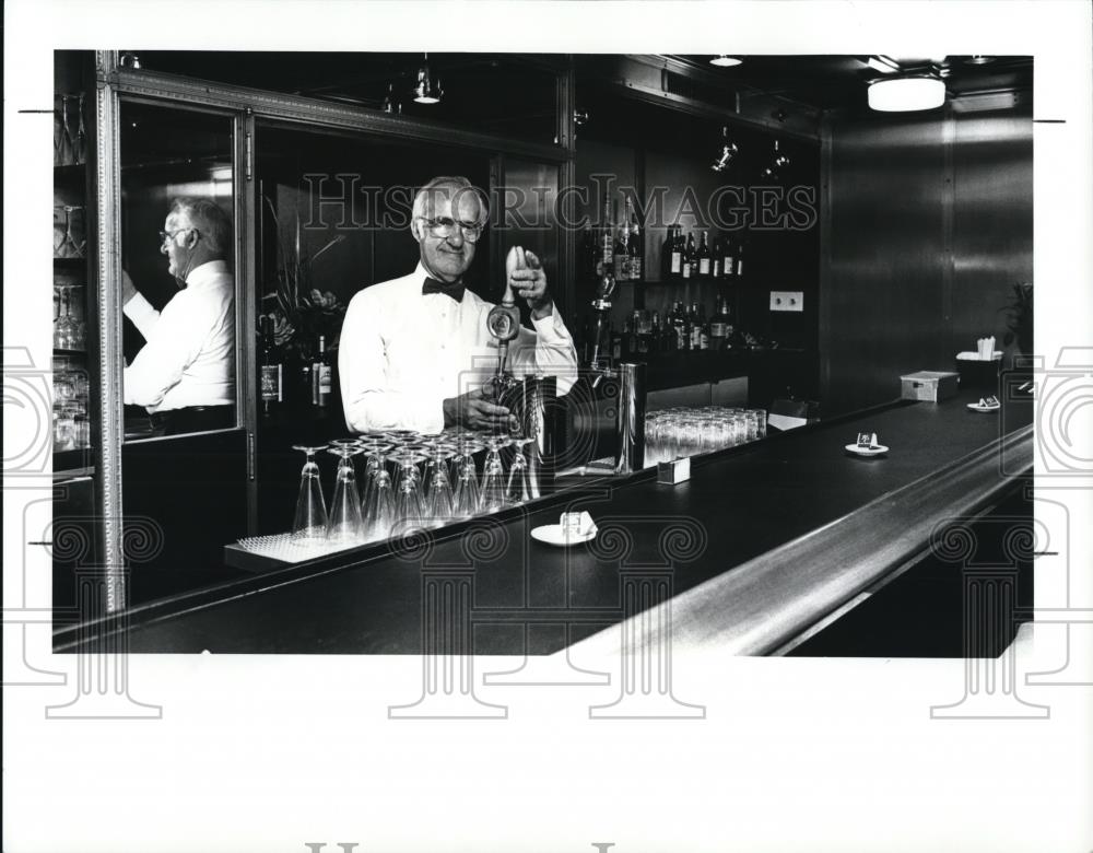 1987 Press Photo Carl Miller, bartender in Haymarket restaurant - Historic Images