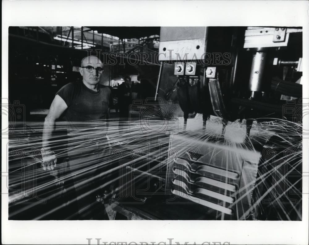 1978 Press Photo Automatic Electric Welding of oven liners at GR Manufacturing - Historic Images