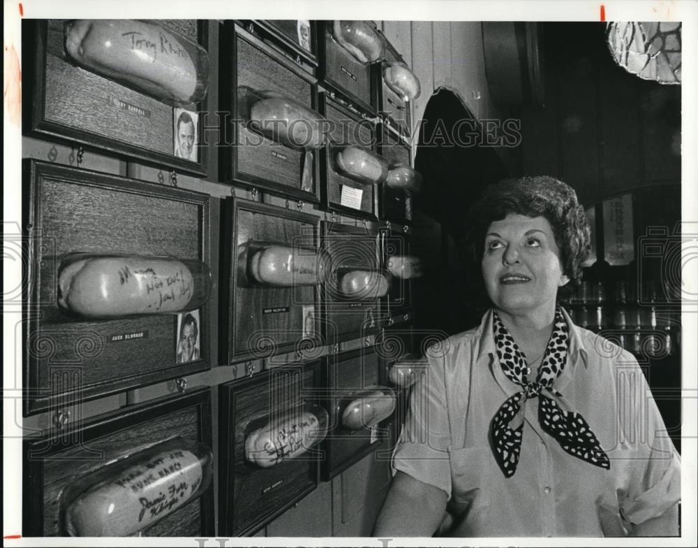 1981 Press Photo Nancy Packo with autographed hotdog buns Packo&#39;s Cafe Toledo - Historic Images