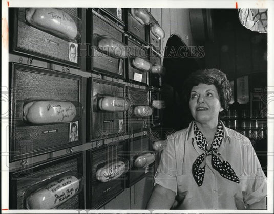 1981 Press Photo Nancy Packo with autographed hotdog buns Packo's Cafe Toledo - Historic Images