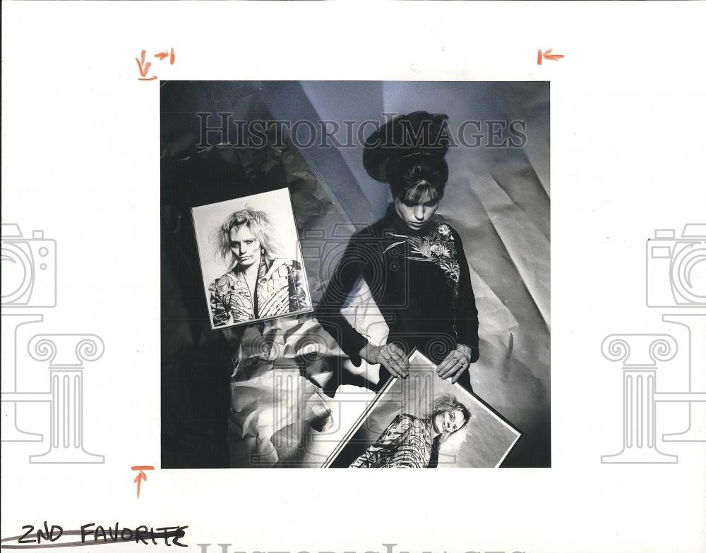 1981 Press Photo Rebecca Huryn-McBride holding a photos of her sister - Historic Images