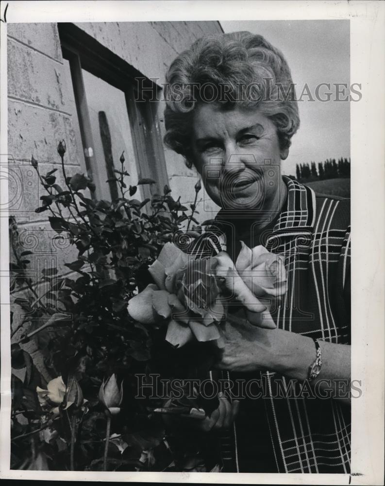 1969 Press Photo Mrs. Henry Hausch, Oregon Small Businessman of the Year - Historic Images