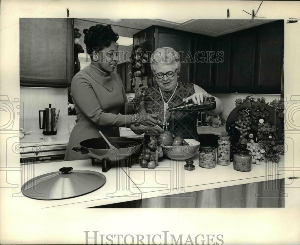 1975 Press Photo Genava Jones(left) & Jackie Stone, cooking demonstration - Historic Images
