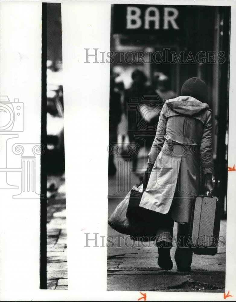1981 Press Photo Down Town Bag lady shot on E 3rd - Historic Images