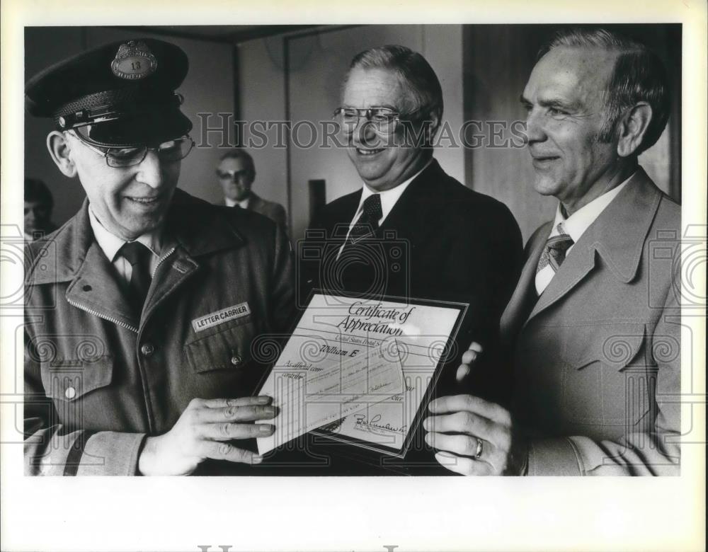 1980 Press Photo William Dinsmore as he receives a $500 reward from C.A Jones - Historic Images