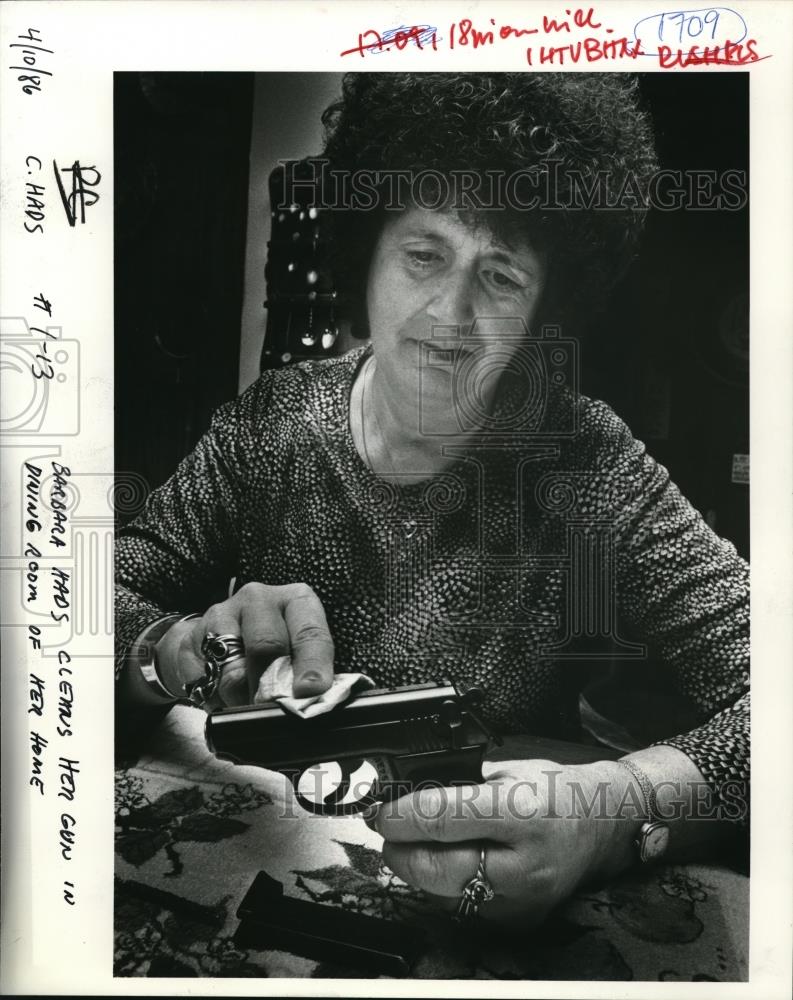 1986 Press Photo Barbara Hads holding a gun - ora32081 - Historic Images