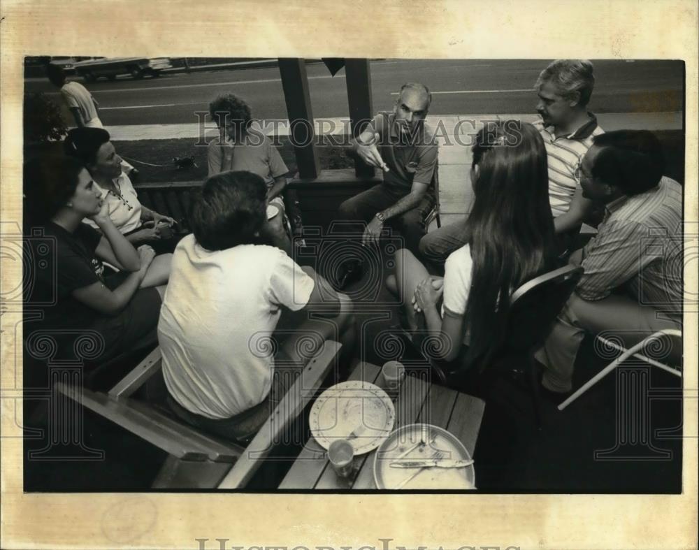 1985 Press Photo Don Hodel with guest of the Ashland Youth Hostel or