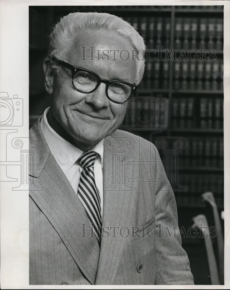 1971 Press Photo Dale Jacobs senior partner in oldest Oregon Law Firm - ora39955 - Historic Images