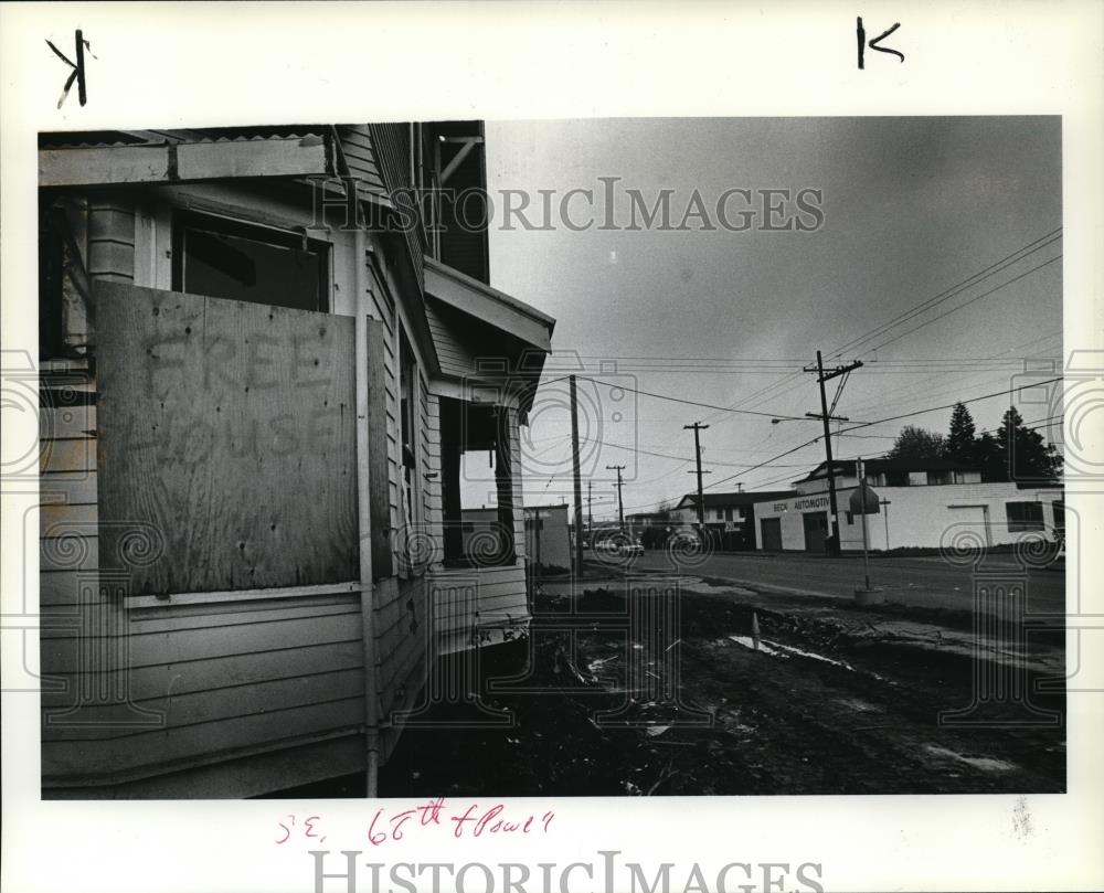 1983 Press Photo Abandoned house at Southeast 68th Ave and Powell Blvd - Historic Images