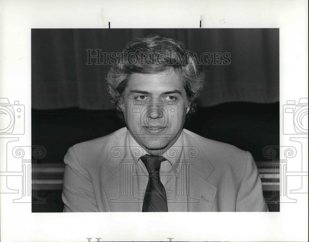 1985 Press Photo Dr. William McCready at Higbees - Historic Images