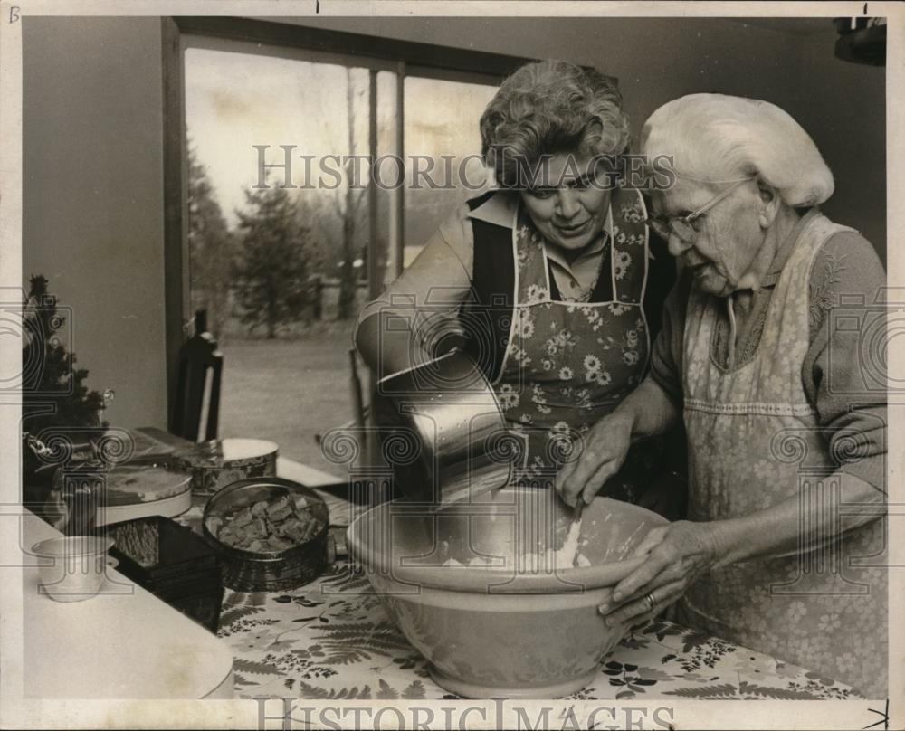 1975 Press Photo Elizabeth Gillerworter & Her Mother Cook - ora28919 - Historic Images