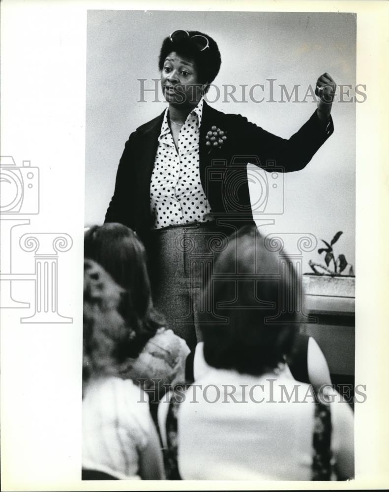 1979 Press Photo Bobbye Brown Addressing Group - ora00359 - Historic Images
