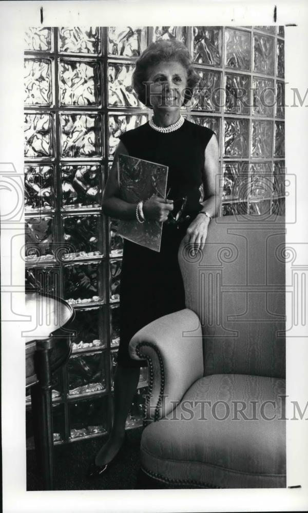 1987 Press Photo Charlotte Kramer in her Halle Bldg. office - Historic Images