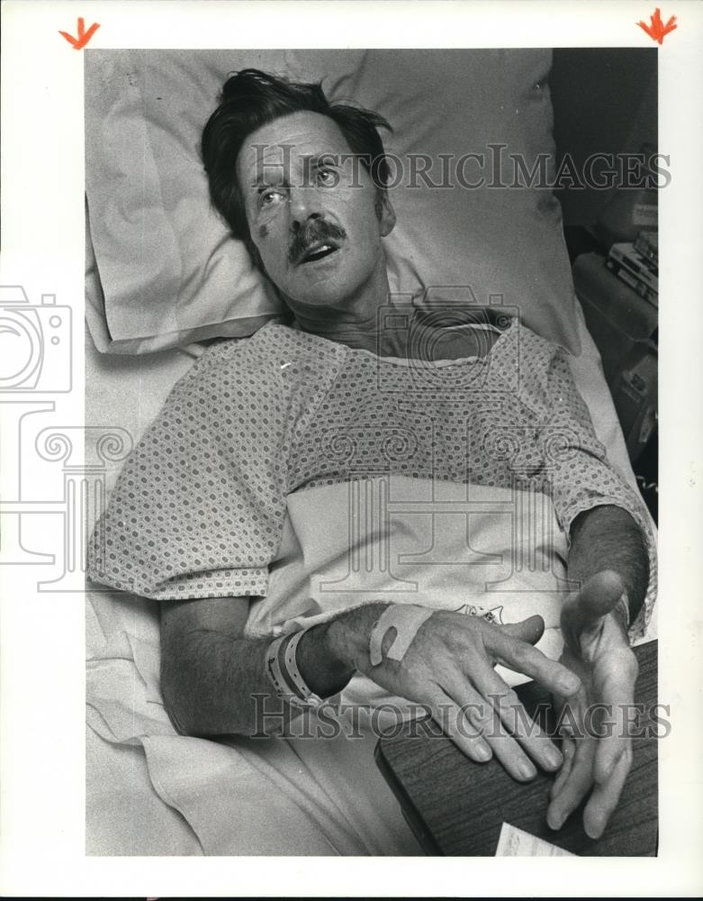1981 Press Photo Harold Remey Flight Engineer talks about his fight. - Historic Images