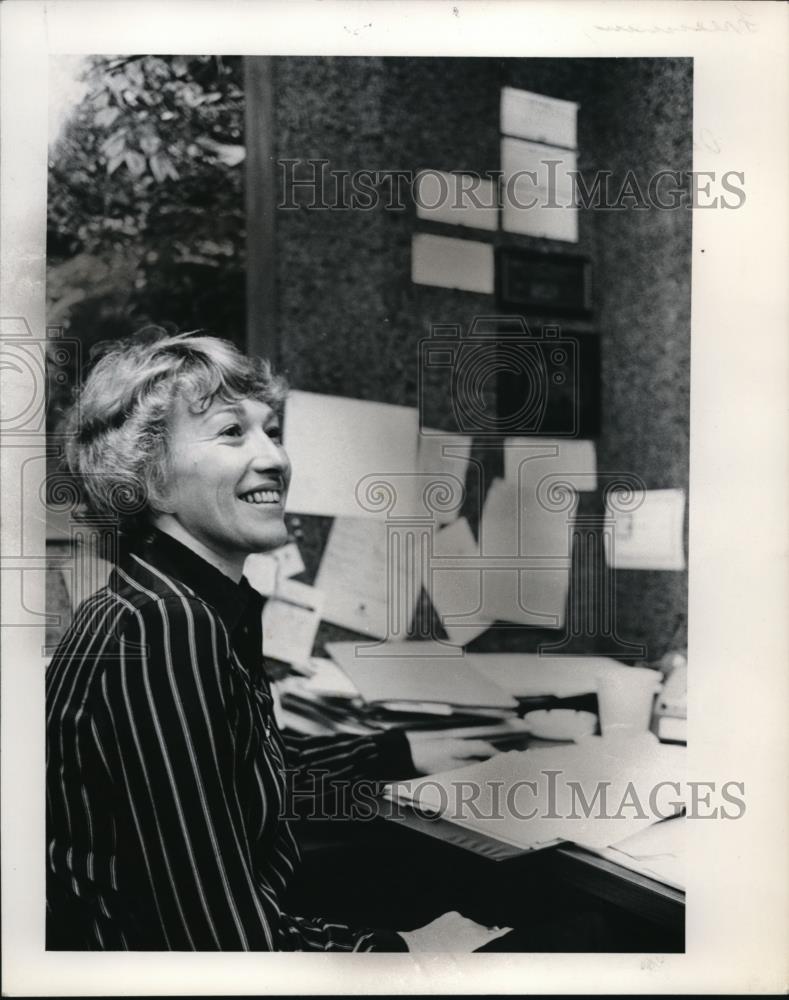 1977 Press Photo Marrilee Freeman Secretary of Lucke Drake Houten and Co. N - Historic Images