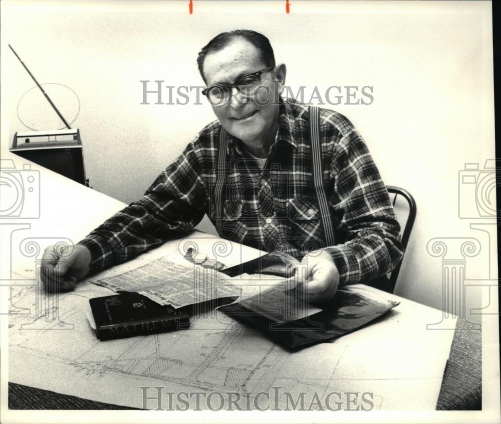 1980 Press Photo Harry Rubenstein with Plans Hi-Rise Fire Prevention & Escape - Historic Images
