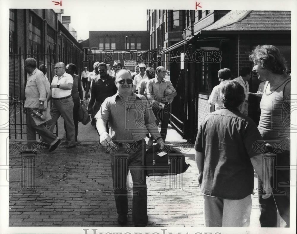 1980 Press Photo White Motor Corp employees leaves main gate - Historic Images