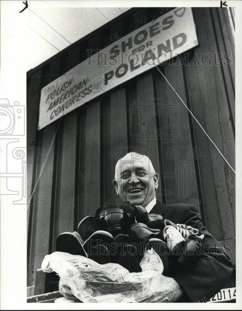 1982 Press Photo Joseph Ptak during Shoes for Poland Polish American Congress - Historic Images