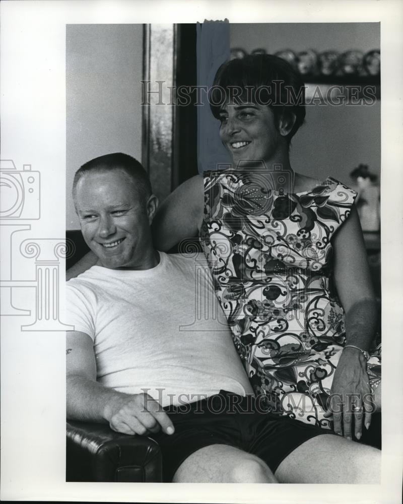 1970 Press Photo Mrs. David Herbertson perches on arm of her husband&#39;s chair - Historic Images