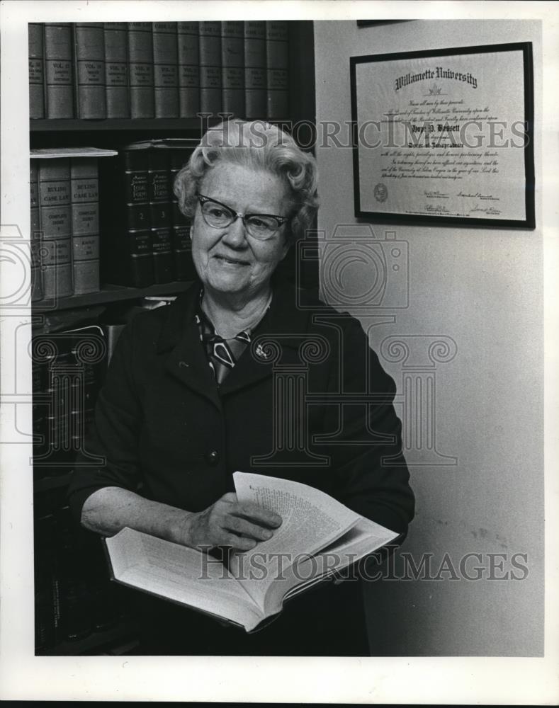 1971 Press Photo Hope Bassett , lawyer at Multnomah Count courthouse - ora02693 - Historic Images