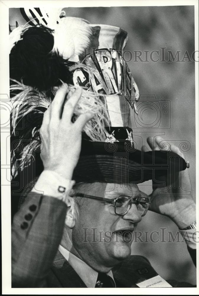 1980 Press Photo Sen. Oliver Ocasek with Ohio for Carter Hat - Historic Images