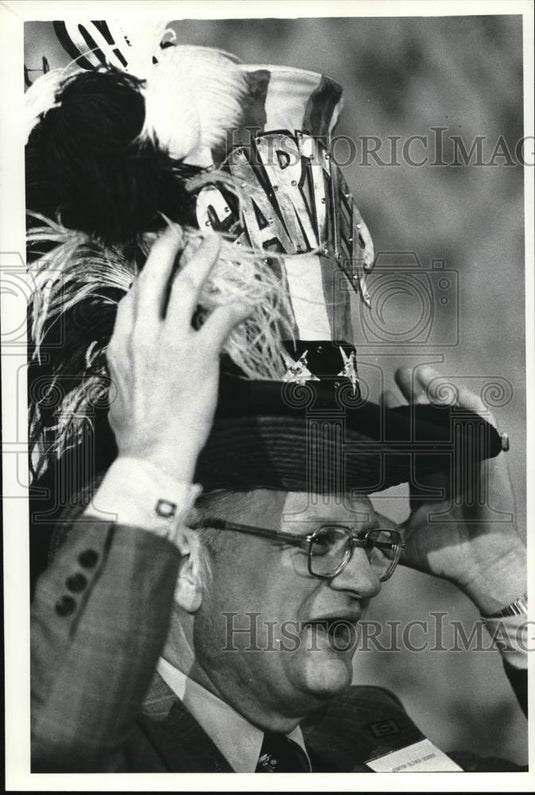 1980 Press Photo Sen. Oliver Ocasek with Ohio for Carter Hat - Historic Images