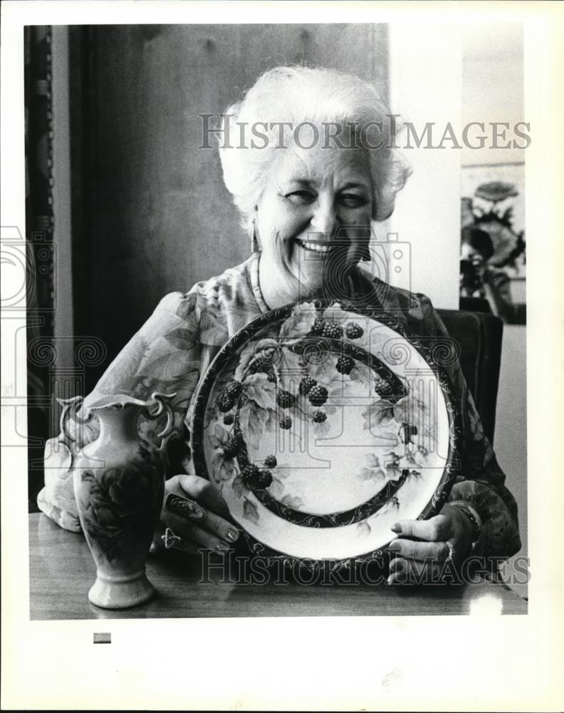 1979 Press Photo Gladys Galloway Pres. International Porcelain Art Teachers - Historic Images