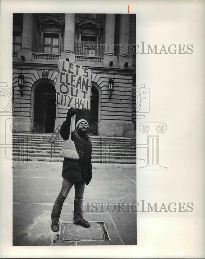 1978 Press Photo David Dickson protests in front the city hall - Historic Images