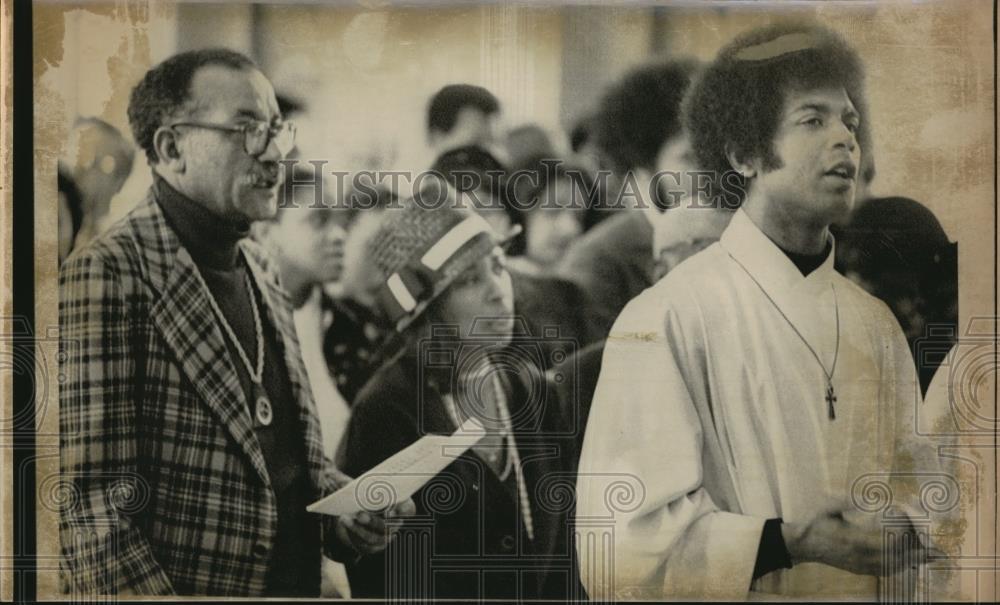 1975 Press Photo Vaughn PL Booker & parents at his murder trial - ora01442 - Historic Images