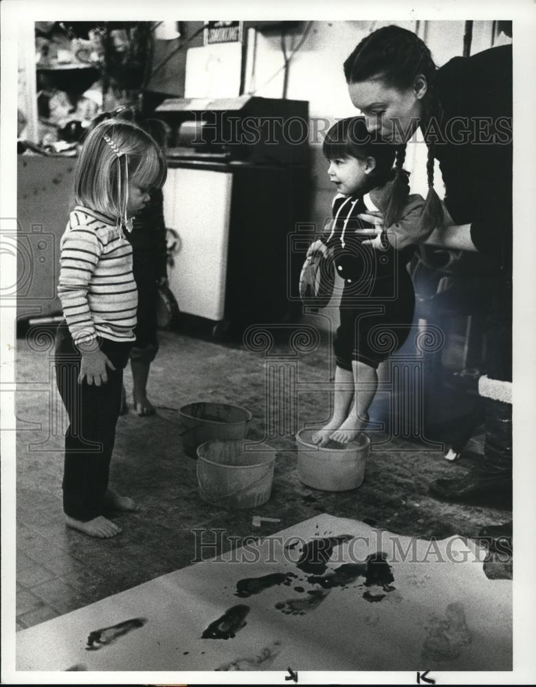 1982 Press Photo Teacher Deborah Naiman, assist children at Fairmount Center - Historic Images