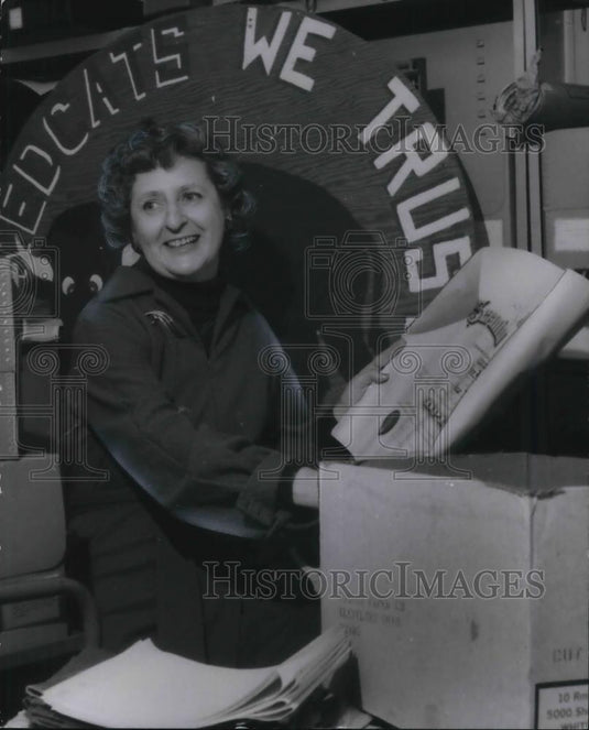 1977 Press Photo Ruth Helmuth CWRU Archivist - cvp21862 - Historic Images