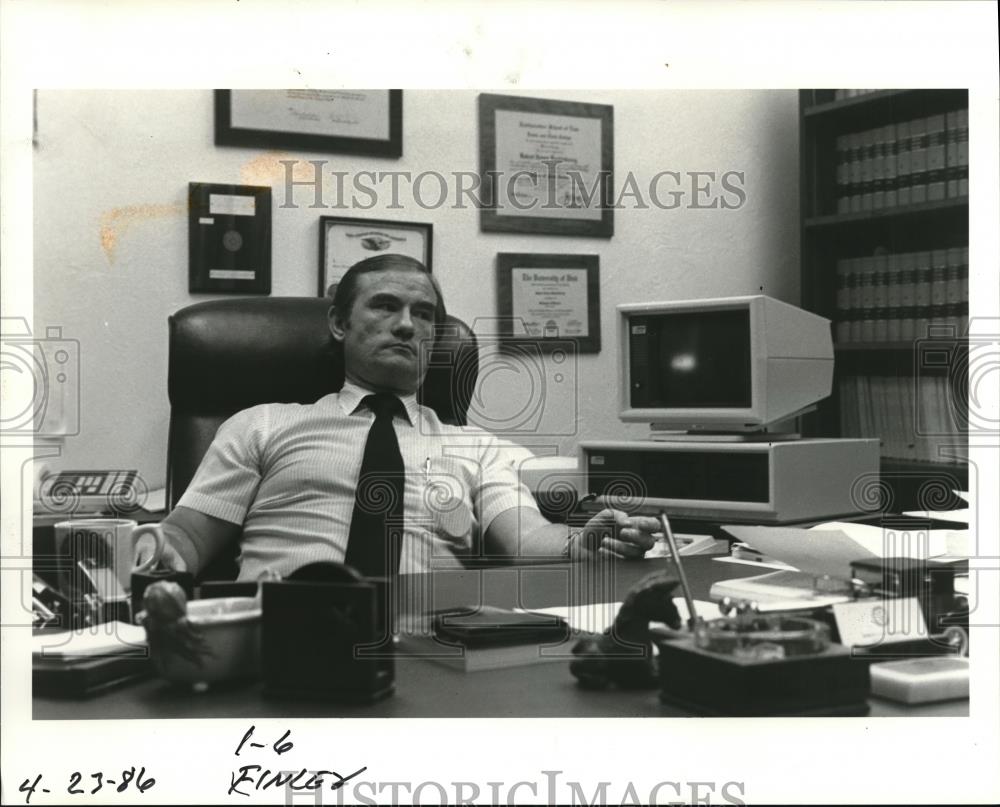 1986 Press Photo District Court Judge Robert Huckleberry Lincoln County Electr - Historic Images