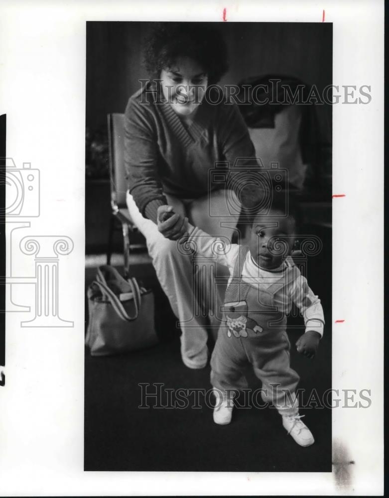 1982 Press Photo Baby Doe with her foster mother - Historic Images