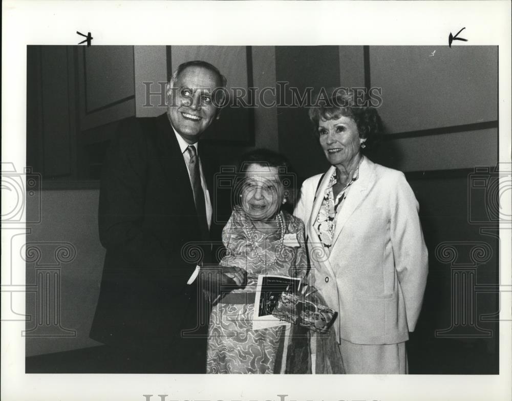 1984 Press Photo Jose Quintero, Isabel Wilder &amp; Martha Scott attending a benefit - Historic Images