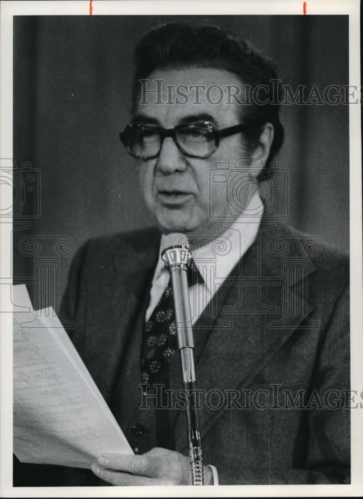 1977 Press Photo Mayor Ralph J. Perk having a speech - cva33033 - Historic Images