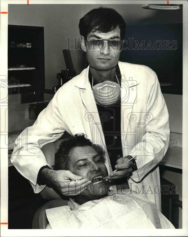 1981 Press Photo Dr Steven Rosner with patient Gilberto Garcia - Historic Images