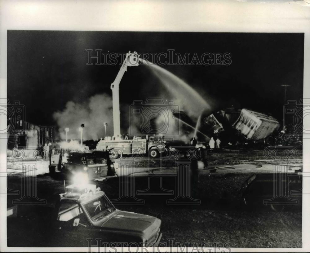 1970 Press Photo Fireman pour water on Illinois Central train - Historic Images