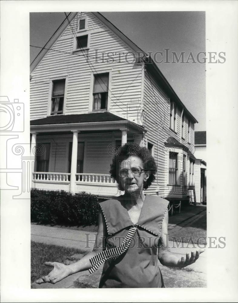 1984 Press Photo Theresa Lazarek at a Homeon Tremont Avenue - Historic Images