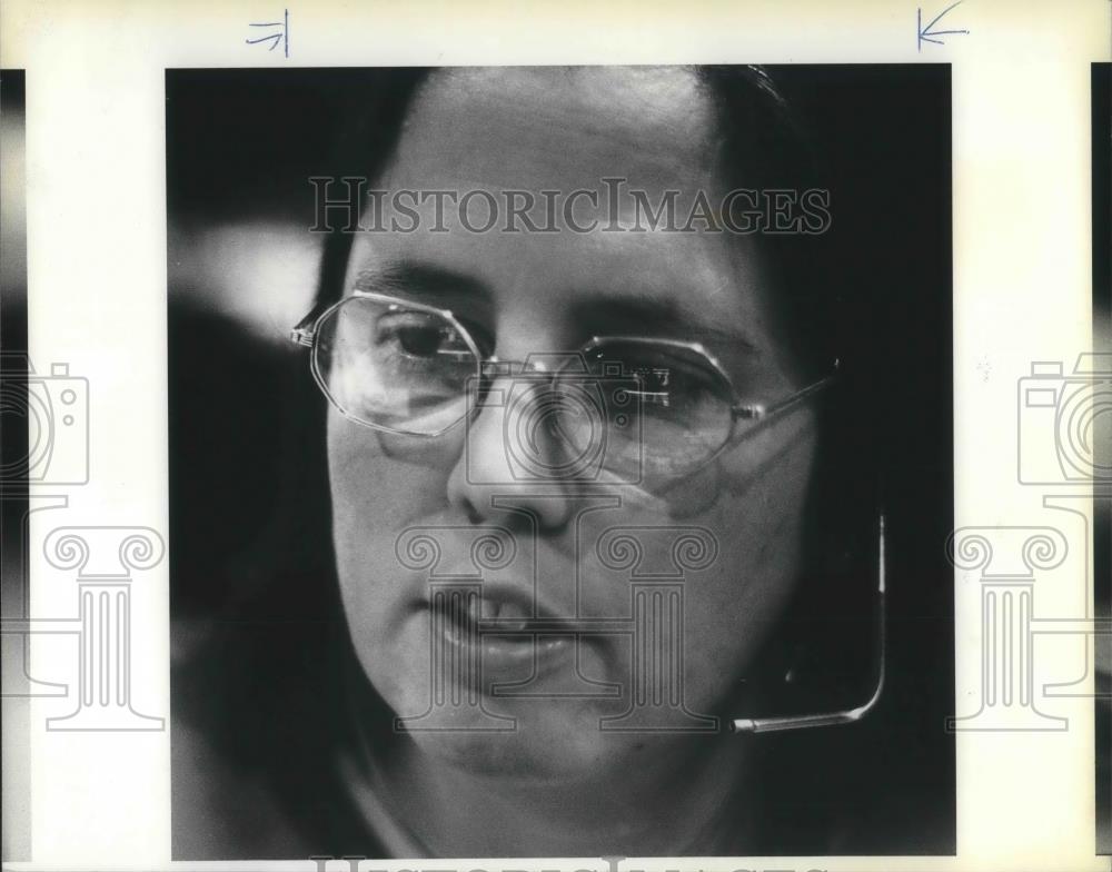1983 Press Photo Dorothy Coombs Dispatches Unit While Watching Screen - ora16922 - Historic Images