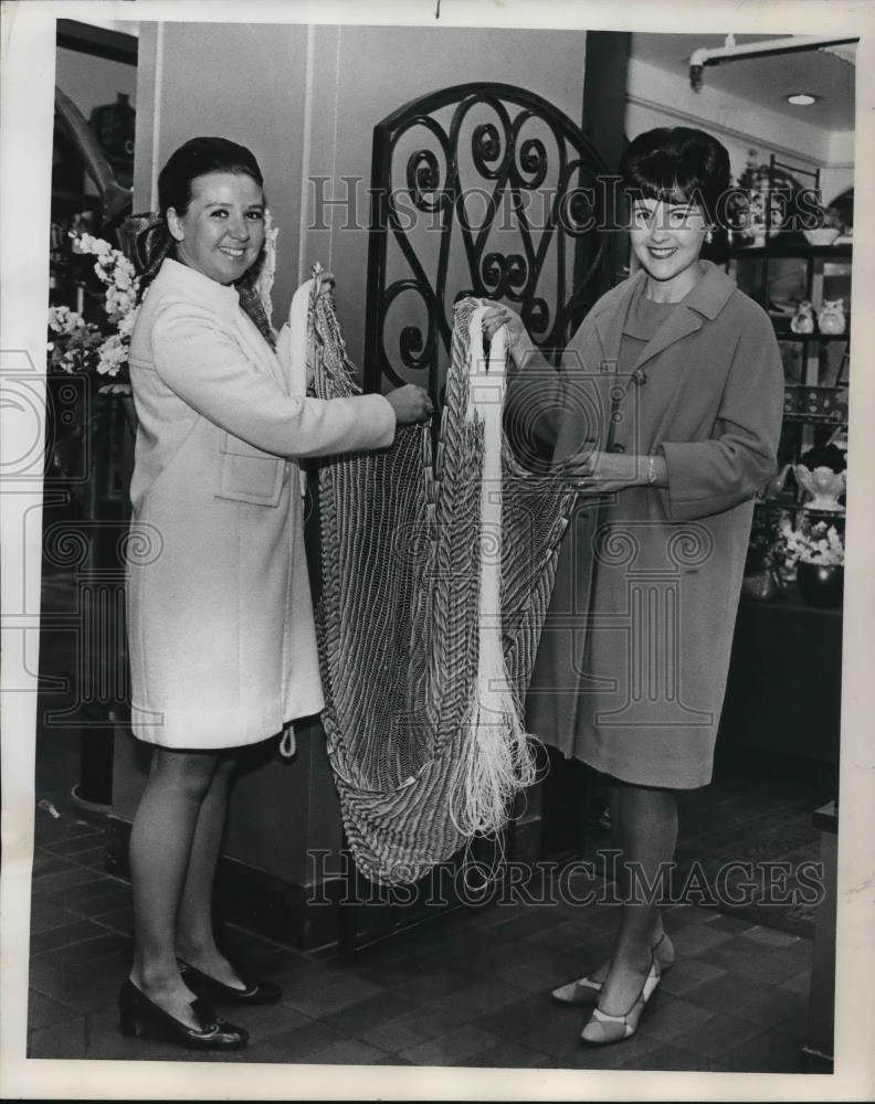 1969 Press Photo Mrs Robert O Lee & Mrs Gregory Heathman With Mexican Hammock - Historic Images