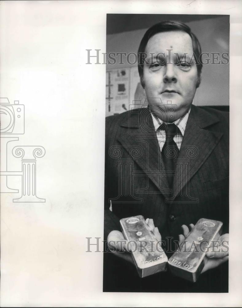 1974 Press Photo William W. Davis III director in charge of Billion & exchange - Historic Images