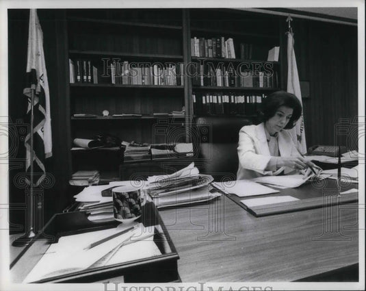 1975 Press Photo Carla Hills oversees Department of Housing and Urban - Historic Images