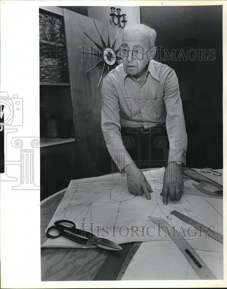 1984 Press Photo Working at home Edward T Brounstein making patterns - ora00189 - Historic Images