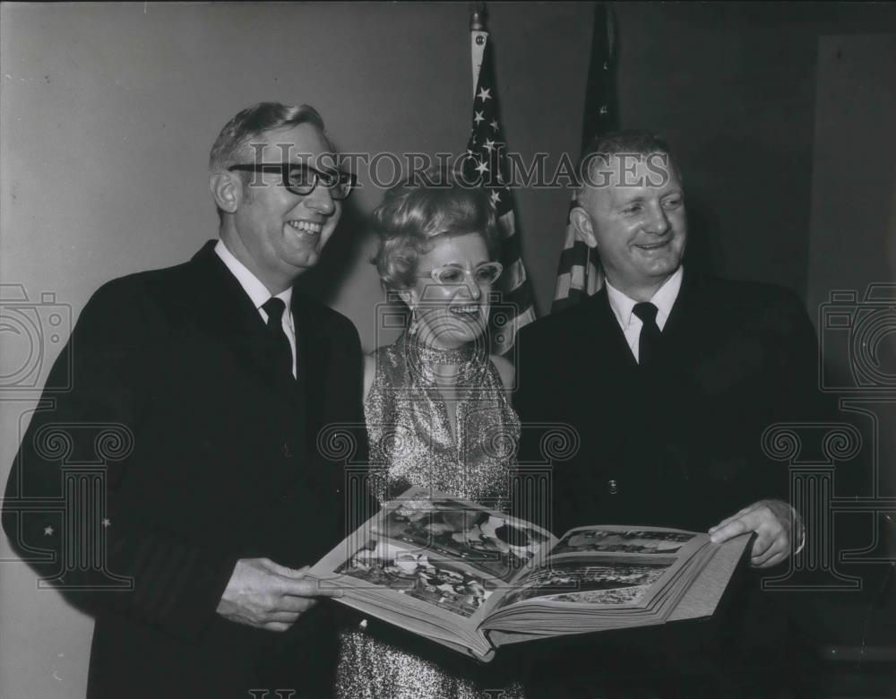 1970 Press Photo Elden E. Breedlove (R), Everett Weis &amp; Mrs. Weis - ora06929 - Historic Images