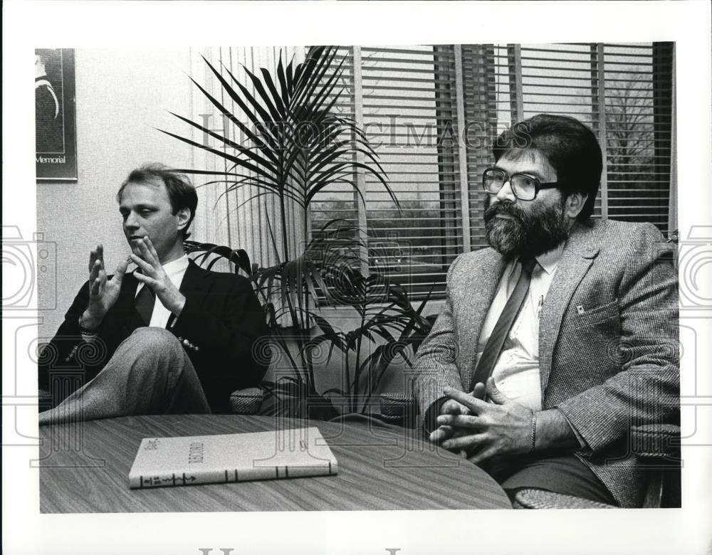 1986 Press Photo Glenn C. Davis and Dr. Luis Ramirez - Historic Images