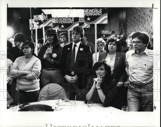 1984 Press Photo Mondale Supporters listening to state director Don Switzer - Historic Images