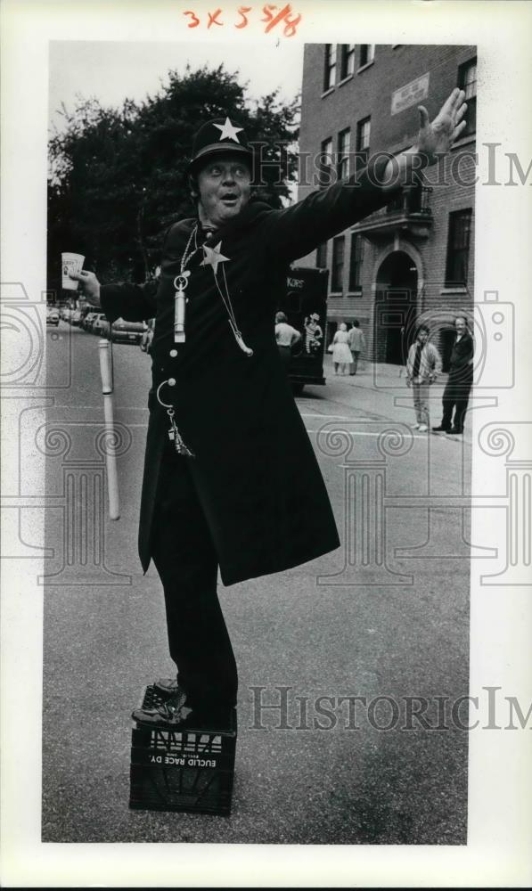 1979 Press Photo Edward Krug doing traffic - Historic Images