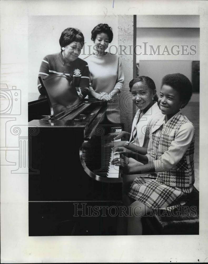 1970 Press Photo Mrs. Edward Johns Piano Teacher Stephanie Talley, Benita - Historic Images