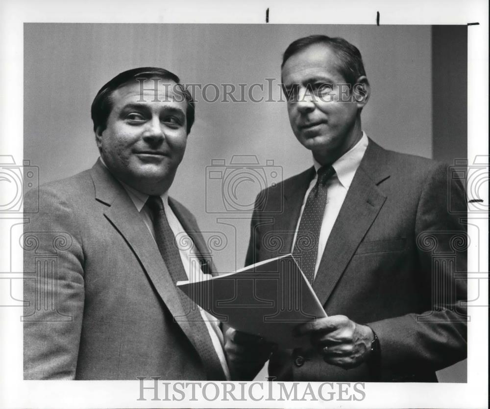 1987 Press Photo Terry Barry and Raymond Maria from the U.S. Department of Labor - Historic Images