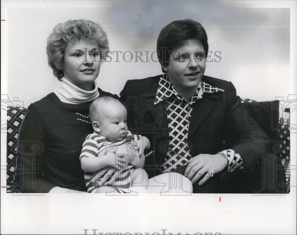 1978 Press Photo Rick Penn, wife &amp; son, Richie age 4 mos. with Kim Bourne - Historic Images
